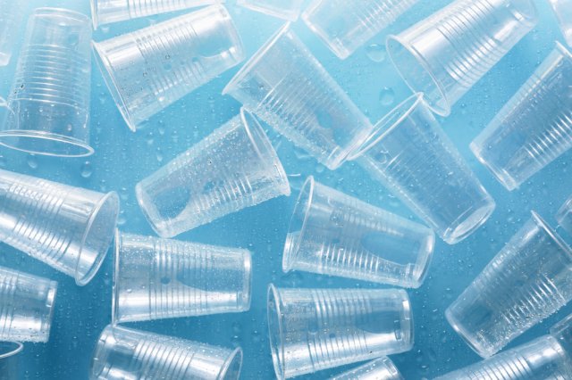¿Qué hacer con los vasos de plástico?