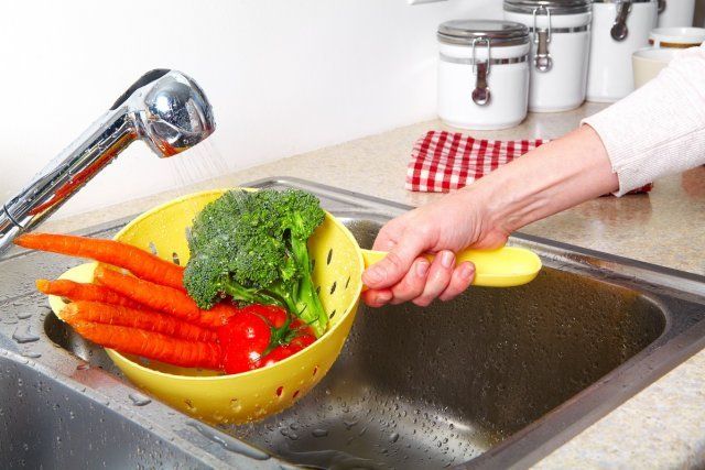 Verduras en el fregadero de la cocina. verduras frescas