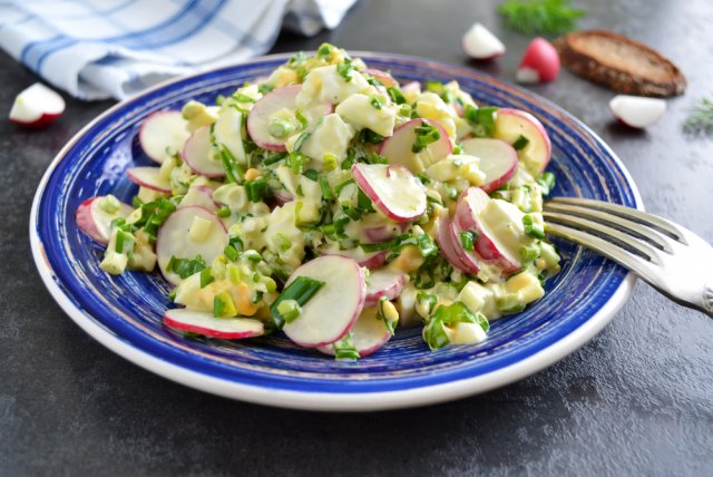 Ensalada de primavera con ajo silvestre y maíz