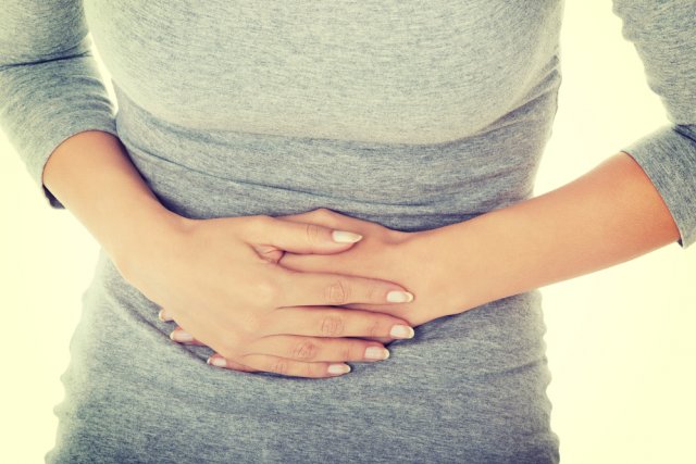 A una mujer le duele el estómago
