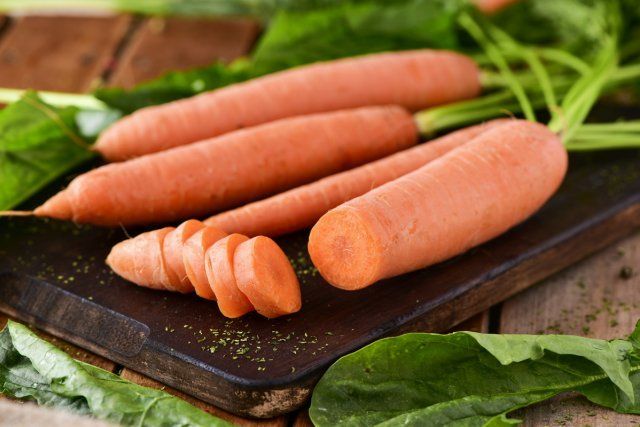 Zanahorias en una tabla de cortar