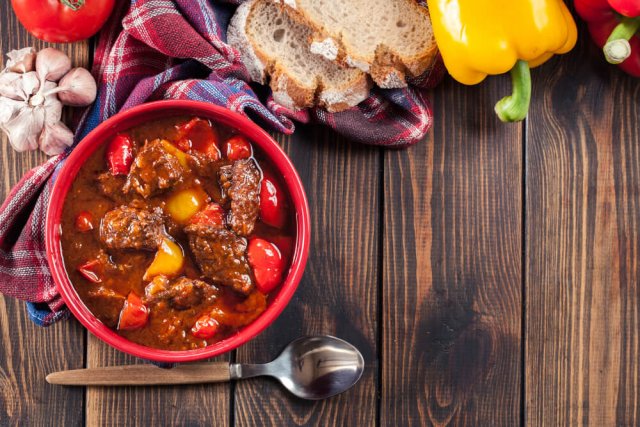 Gulash húngaro con pimentón
