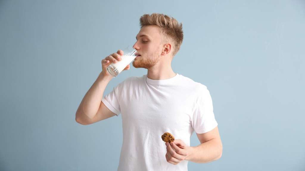 Un hombre bebe leche