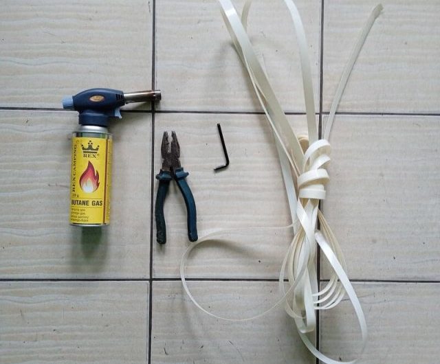 Master class from our reader on tying cucumbers in a greenhouse